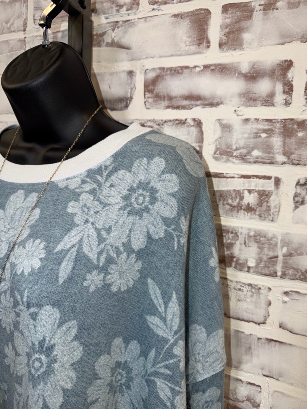 Time and Tru Blue Floral Knit Pullover with White Trim XL - Picture 2 of 7
